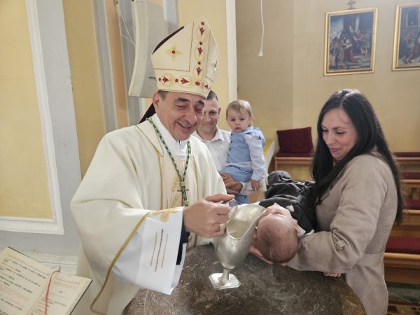 Biskup Marko Medo krstio peto dijete obitelji Delač u Otočcu