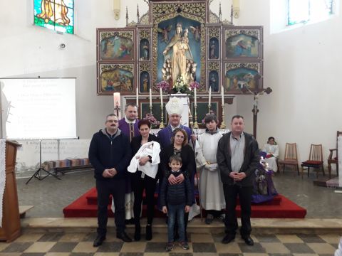 Gospićko-senjska biskupija - Biskup Zdenko Križić krstio peto dijete obitelji Capan u župi Oštarije