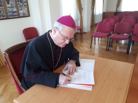 Gospićko-senjska biskupija - POTPISANI UGOVORI O GRAĐENJU SAMOSTANA KLAUZURNIH KARMELIĆANKI I SVEĆENIČKOG DOMA U GOSPIĆU