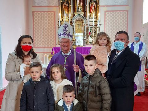Gospićko-senjska biskupija - Biskup Križić u Donjem Pazarištu krstio šesto dijete u obitelji Kolačević