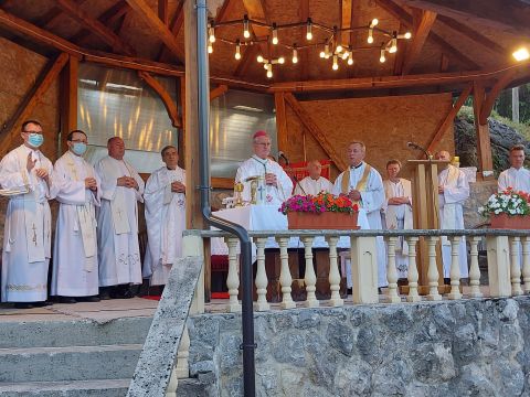 Gospićko-senjska biskupija - Biskup Zdenko Križić predvodio proštenje Gospi od utjehe u Trošmariji
