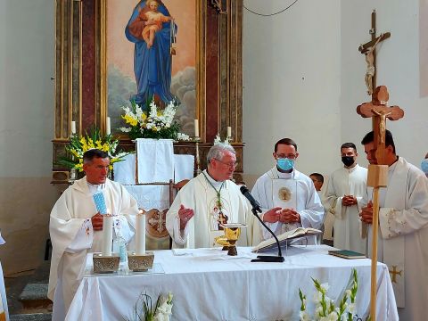 Gospićko-senjska biskupija - BISKUP ZDENKO KRIŽIĆ NA PROSLAVI GOSPE KARMELSKE  U ŽUPI SMILJAN