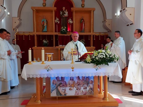 Lički Novi: Biskup Križić predvodio proslavu župne svetkovine sv. Antuna i blagoslov novog Križnog puta