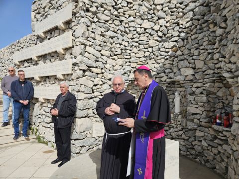 Gospićko-senjska biskupija - USKRSNI PONEDJELJAK U RADOŠIĆU I KEVINOJ JAMI: Biskup Marko Medo predvodio misu i molitvu za žrtve