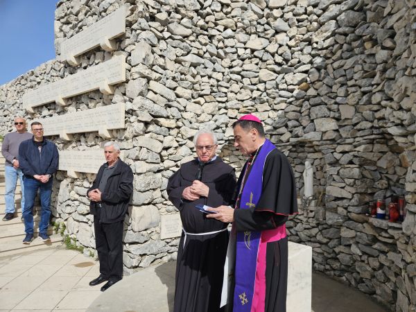 USKRSNI PONEDJELJAK U RADOŠIĆU I KEVINOJ JAMI: Biskup Marko Medo predvodio misu i molitvu za žrtve