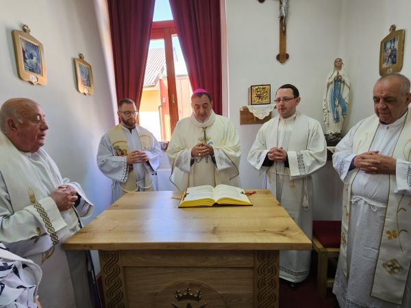 Biskup Marko Medo blagoslovio novi drveni oltar u kapeli OB Gospić