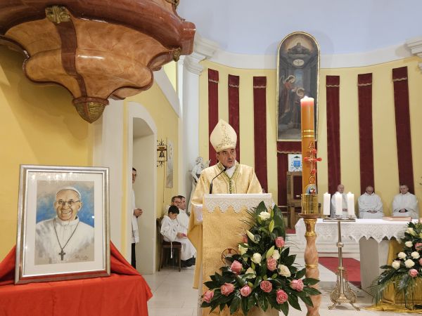 Biskup Medo predvodio misu zadušnicu za papu Franju u gospićkoj katedrali