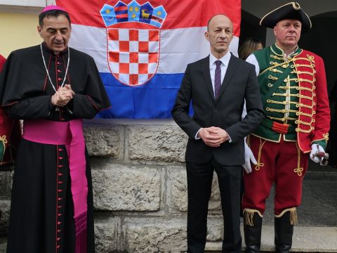 Gospićko-senjska biskupija - Svečano otkrivena Spomen ploča u čast 1100. obljetnice Hrvatskog kraljevstva i krunidbe kralja Tomislava