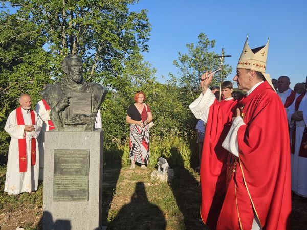 Donji Kosinj: Svečano proslavljena svetkovina sv. Petra i Pavla i otkriveno poprsje Ambroza Kacitića, prvog hrvatskog tiskara