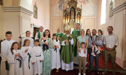 Gospićko-senjska biskupija - Donje Pazarište: Biskup Marko Medo krstio osmo dijete obitelji Kolačević