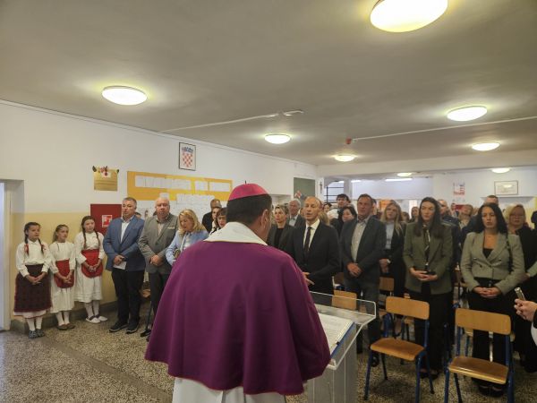 Biskup Marko Medo blagoslovio novo krilo Osnovne škole dr. Franjo Tuđman u Korenici