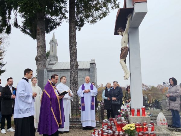 Blagdan Svih svetih u Gospiću – poziv na svetost u svakodnevici Blagdan Svih svetih u Gospiću – poziv na svetost u svakodnevici