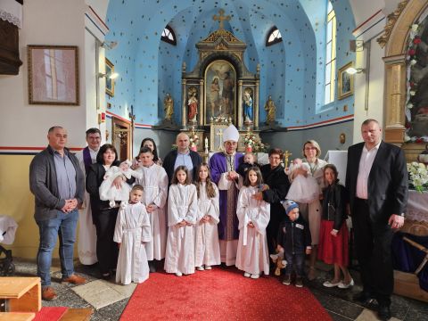 Gospićko-senjska biskupija - Biskup Marko Medo pohodio župe u Brinju i Lipicama te krstio sedmo i osmo dijete u obitelji Brbot