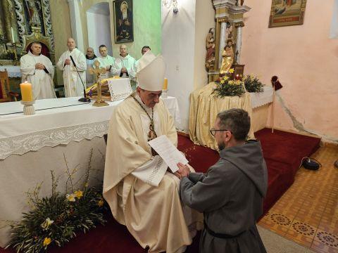 Gospićko-senjska biskupija - Donji Kosinj: Prvi pustinjak Gospićko-senjske biskupije brat Marinko od Presvetog Imena Isusovog položio doživotne zavjete