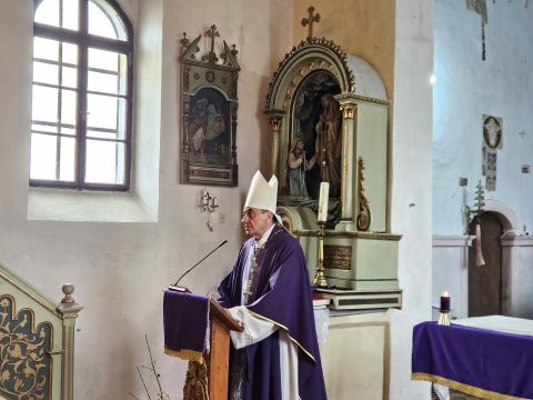 Gospićko-senjska biskupija - Biskup Marko Medo u pohodu Gornjem Kosinju: „Ustrajte u očuvanju svojih ognjišta“