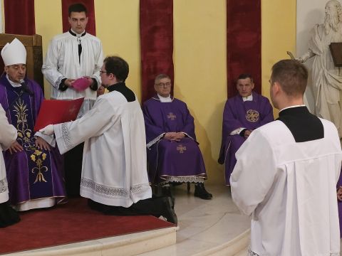 Gospićko-senjska biskupija - Među kandidate za svete redove đakonata i prezbiterata primljen bogoslov Gospićko-senjske biskupije Petar Huseinović