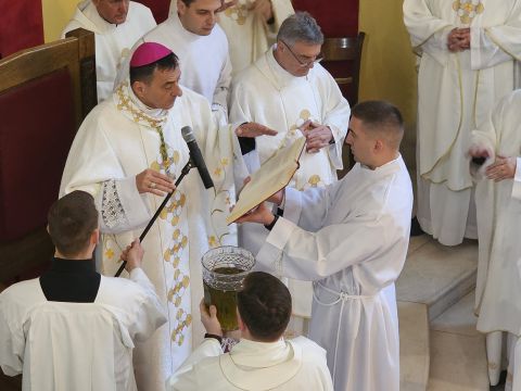Gospićko-senjska biskupija - Biskup Marko Medo predvodio Misu posvete ulja u Katedrali Navještenja BDM