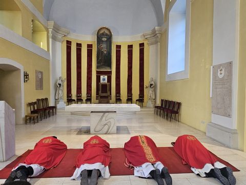 Gospićko-senjska biskupija - Obredi Velikog petka u Gospiću: križ kao znak patnje ali i nade