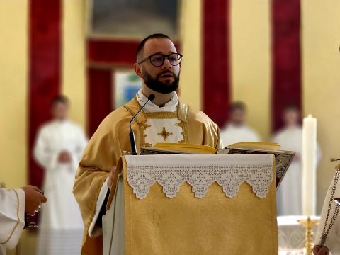 Gospićko-senjska biskupija - Na svetkovinu Uskrsa u Katedrali Navještenja Blažene Djevice Marije svečano je proslavljeno uskrsno euharistijsko slavlje