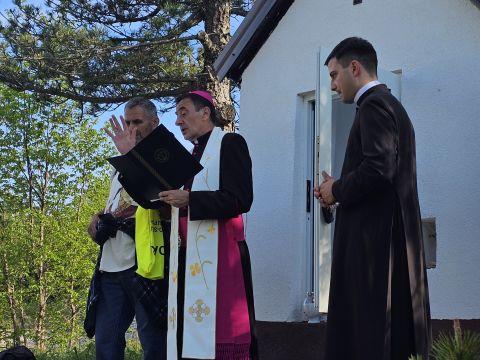 Gospićko-senjska biskupija - Hodočasnici pješice iz Gospića do Jadovna proslavili blagdan Marije Pomoćnice i 100. obljetnicu kapelice sv. Jakova