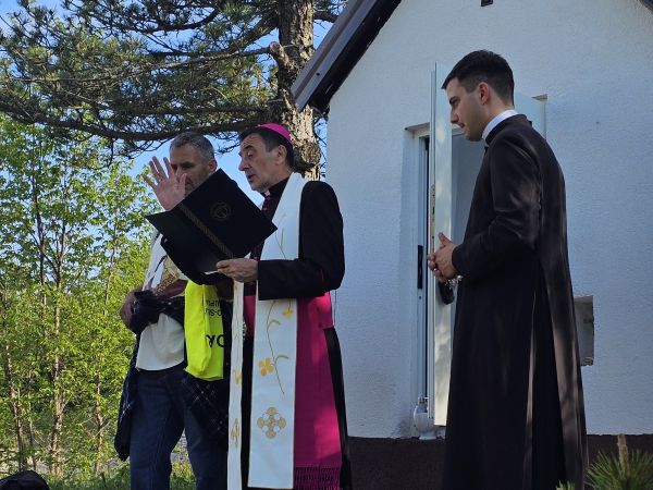 Hodočasnici pješice iz Gospića do Jadovna proslavili blagdan Marije Pomoćnice i 100. obljetnicu kapelice sv. Jakova Hodočasnici pješice iz Gospića do Jadovna proslavili blagdan Marije Pomoćnice i 100. obljetnicu kapelice sv. Jakova