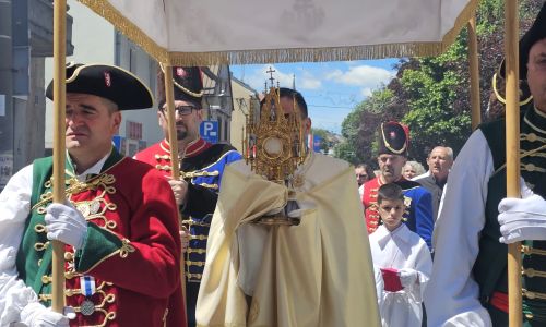 Gospićko-senjska biskupija - Svečano proslavljena svetkovina Tijelova u Gospiću