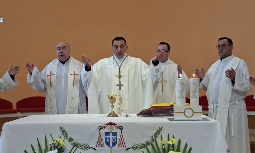 Gospićko-senjska biskupija - Svečano proslavljena 25. obljetnica osnutka župe i 10. obljetnica posvete župne crkve bl. Alojzija Stepinca u Ogulinu