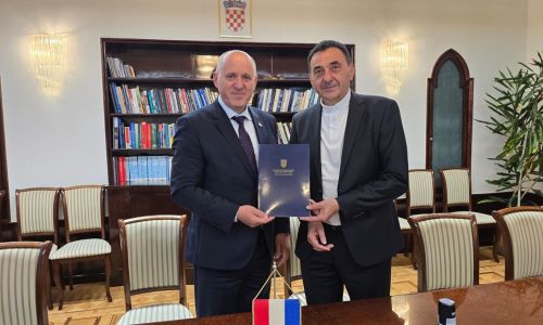 Gospićko-senjska biskupija - Potpisan ugovor o darovanju nekretnine Gospićko-senjskoj biskupiji