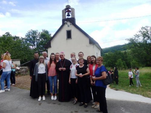 Biskup Križić u Crnom Kalu krstio šesto dijete obitelji Nekić