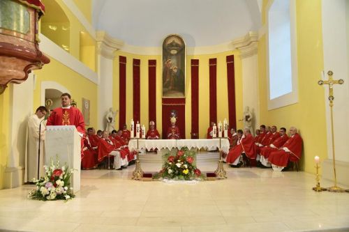 Svećeničko ređenje vlč. Josipa Tomljanovića u gospićkoj katedrali
