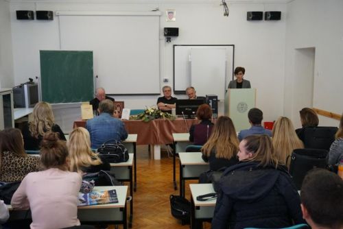 Biskup Bogović sa suradnicima predstavio glagoljicu gospićkim učenicima i studentima