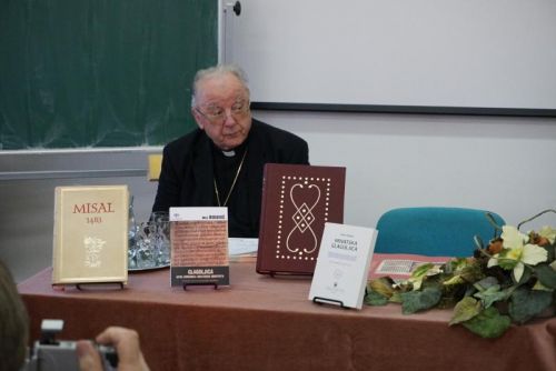 Biskup Bogović sa suradnicima predstavio glagoljicu gospićkim učenicima i studentima