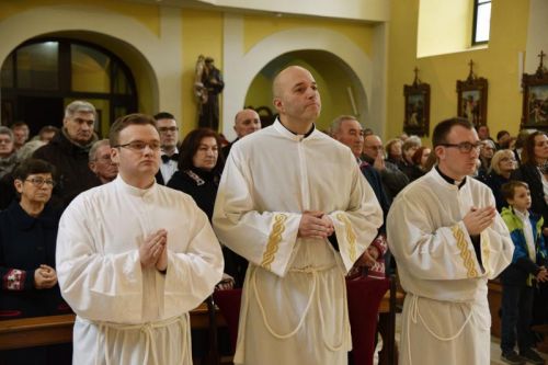 Biskup Križić u gospićkoj katedrali zaredio trojicu đakona i jednog svećenika