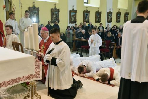 Biskup Križić u gospićkoj katedrali zaredio trojicu đakona i jednog svećenika
