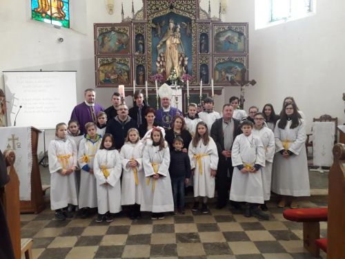 Biskup Zdenko Križić krstio peto dijete obitelji Capan u župi Oštarije