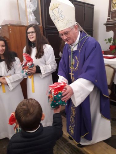 Biskup Zdenko Križić krstio peto dijete obitelji Capan u župi Oštarije