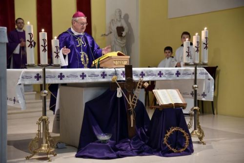 Biskup Križić na Pepelnici u Gospiću: “Korizma treba obilovati djelima ljubavi, tj. djelima kojima svjedočimo da Boga volimo!”