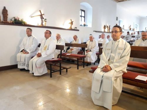 Svećenici Gospićko-senjske biskupije po četvrti put hodočastili Gospi od Krasna