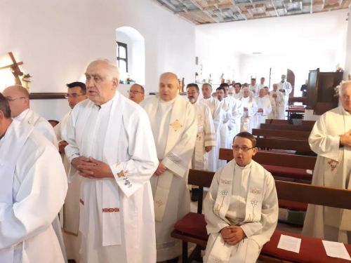 Svećenici Gospićko-senjske biskupije po četvrti put hodočastili Gospi od Krasna