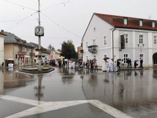 Na Tijelovo biskup Bogović u Gospiću predvodio svetu misu i procesiju