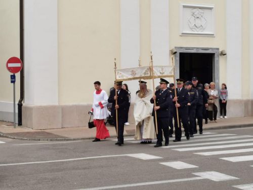 Na Tijelovo biskup Bogović u Gospiću predvodio svetu misu i procesiju