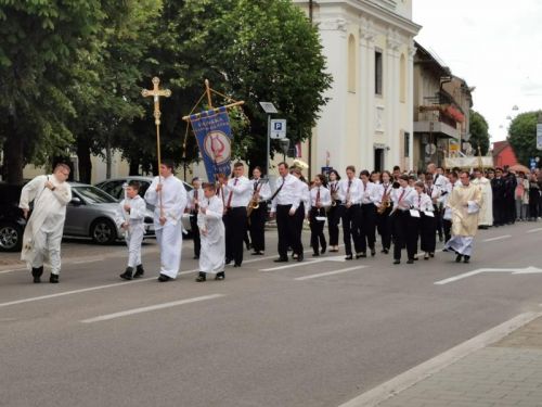 Na Tijelovo biskup Bogović u Gospiću predvodio svetu misu i procesiju