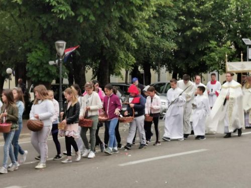 Na Tijelovo biskup Bogović u Gospiću predvodio svetu misu i procesiju