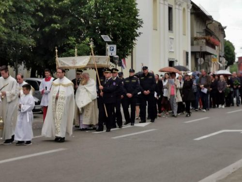 Na Tijelovo biskup Bogović u Gospiću predvodio svetu misu i procesiju