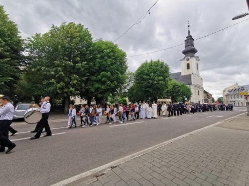 Na Tijelovo biskup Bogović u Gospiću predvodio svetu misu i procesiju