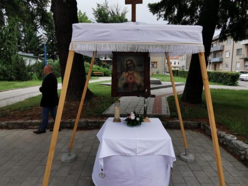 Na Tijelovo biskup Bogović u Gospiću predvodio svetu misu i procesiju