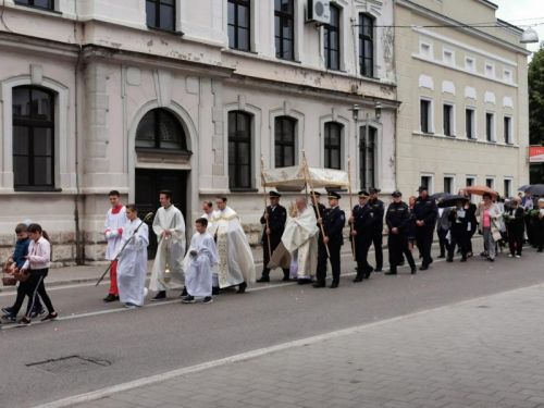 Na Tijelovo biskup Bogović u Gospiću predvodio svetu misu i procesiju