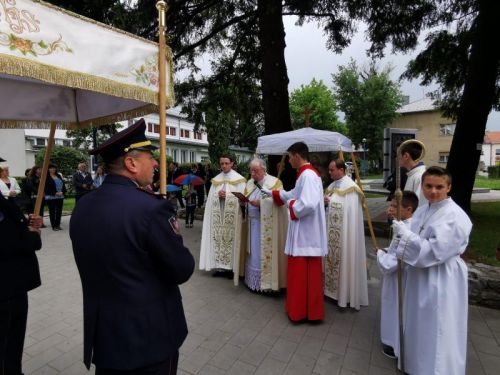Na Tijelovo biskup Bogović u Gospiću predvodio svetu misu i procesiju