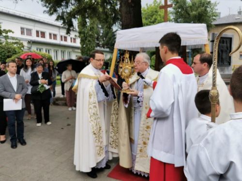 Na Tijelovo biskup Bogović u Gospiću predvodio svetu misu i procesiju