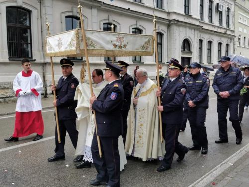 Na Tijelovo biskup Bogović u Gospiću predvodio svetu misu i procesiju